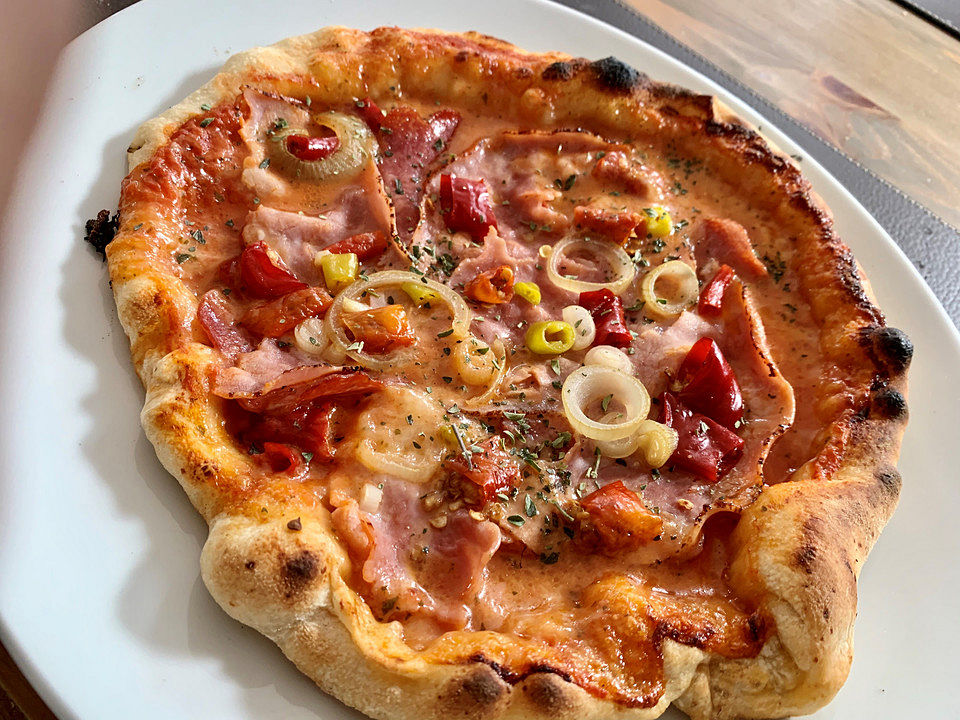 Pizza Salami mit Zwiebeln und Paprika von Culinavel| Chefkoch