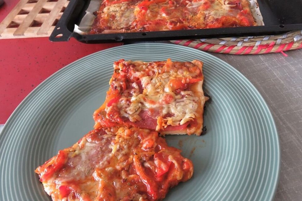 Pizza Salami mit Zwiebeln und Paprika