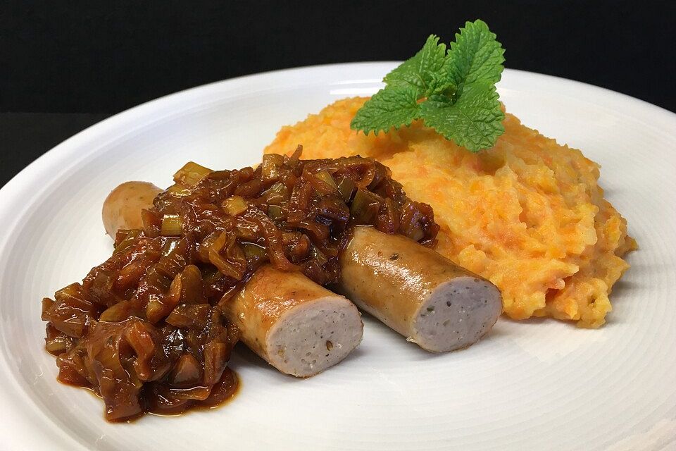 Bratwurst mit Porree-Zwiebel-Sauce