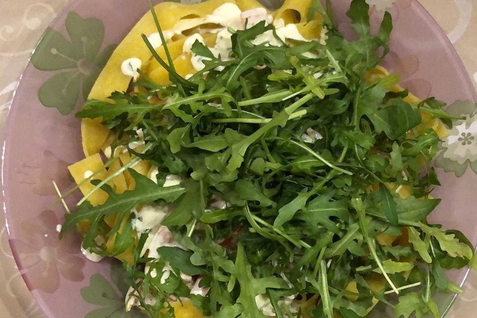 Frische Tagliatelle mit Zitronen-Mascarponesauce und Rucola