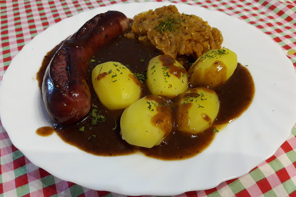 Lungenwurst mit Pfeffernusssauce und Sauerkraut