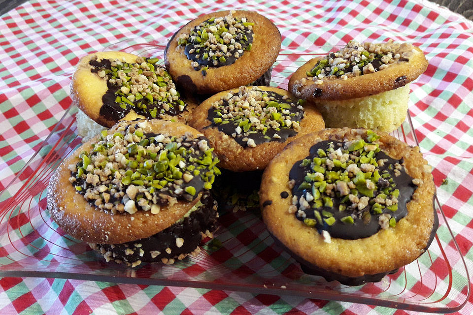 Muffins gefüllt mit Kirschen und Schokolade