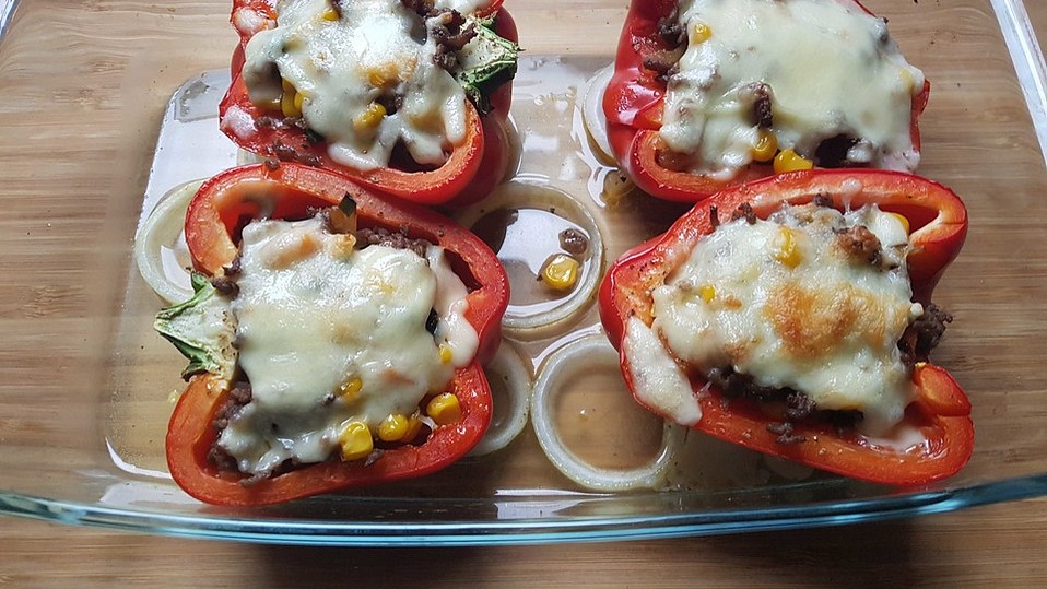Gefüllte Paprikahälften mit Käse überbacken von Gelegenheits-Koch