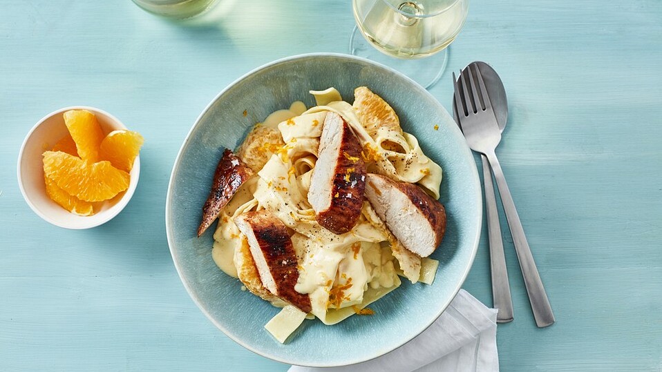 H-hnchenbrust-mit-Orangensauce-und-Bandnudeln