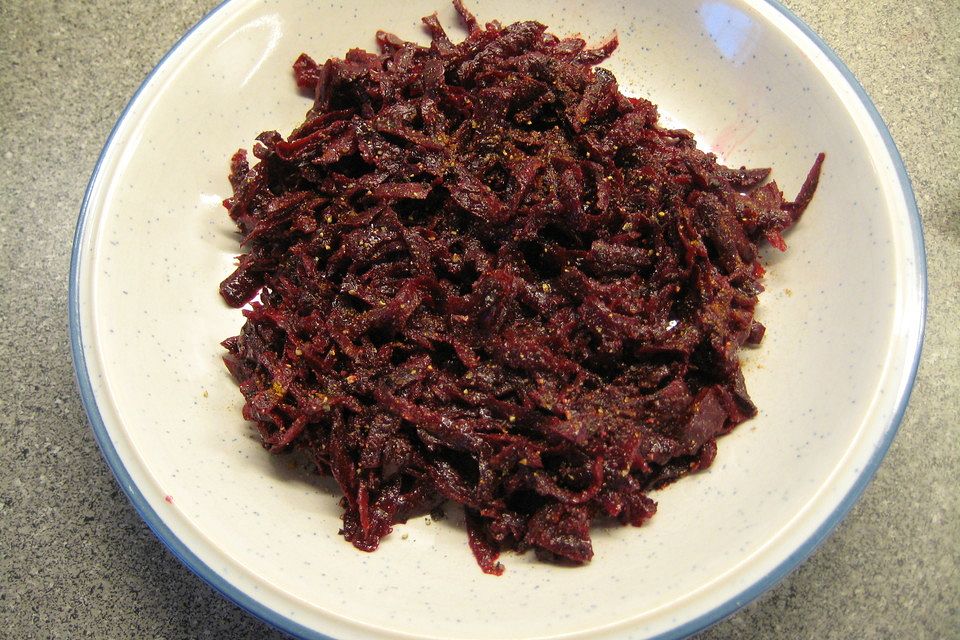 Salat von roher Rote Bete