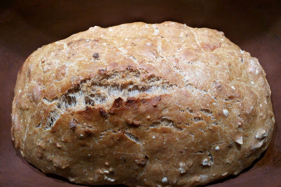 Kölsch-Brot mit gehackten Walnüssen aus dem Römertopf