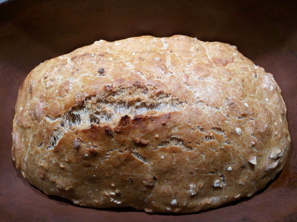 Kölsch-Brot mit gehackten Walnüssen aus dem Römertopf von lukpaulo ...
