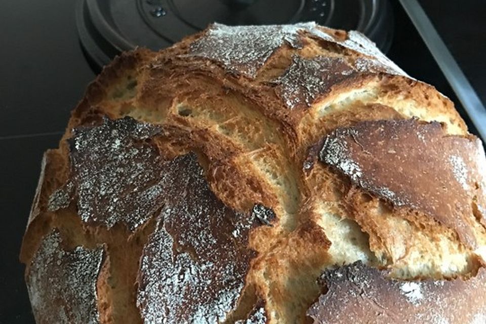 Einfaches Bauernbrot im Gusstopf