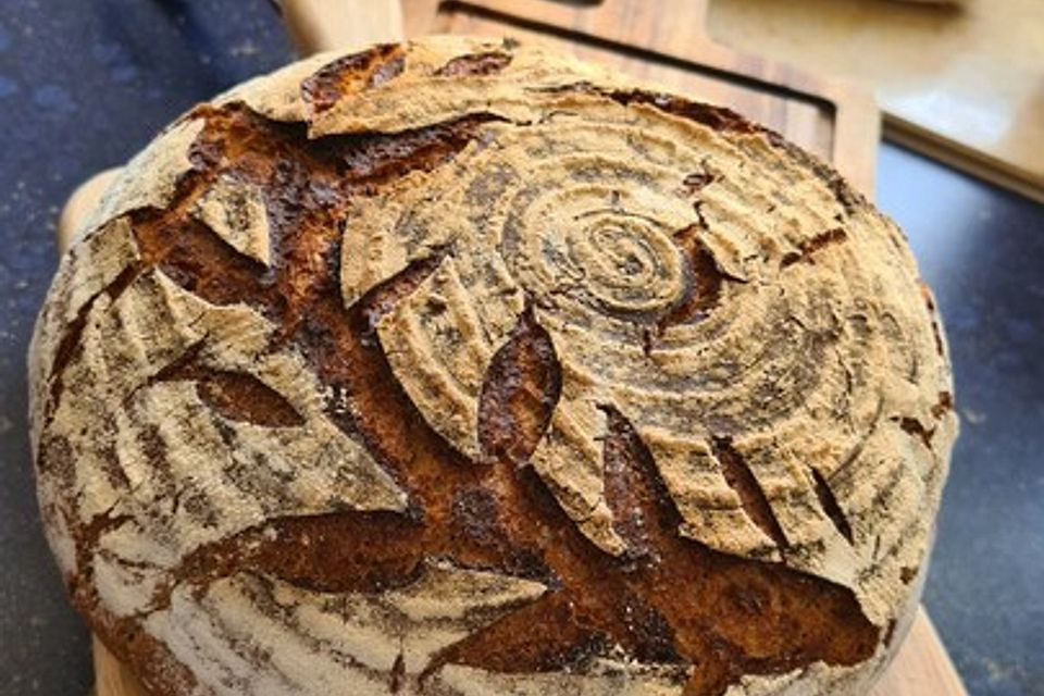 Einfaches Bauernbrot im Gusstopf