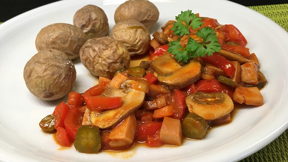 Fleischwurstpfanne mit Paprika, Champignons und Gewürzgurken von Koch232