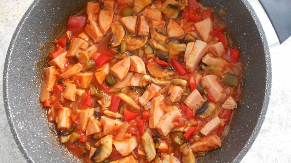 Fleischwurstpfanne mit Paprika, Champignons und Gewürzgurken von Koch232