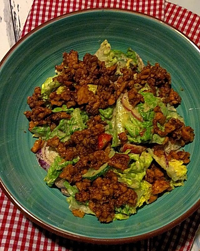 Bunter Salat mit Tempeh-Speck und veganem Caesar-Dressing