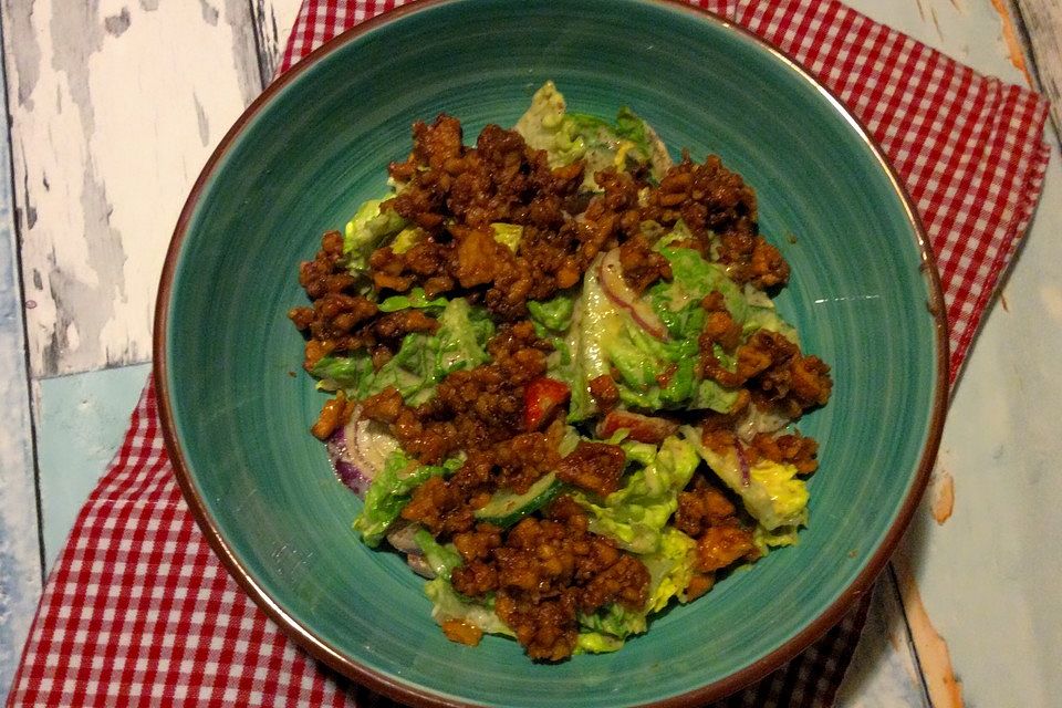 Bunter Salat mit Tempeh-Speck und veganem Caesar-Dressing