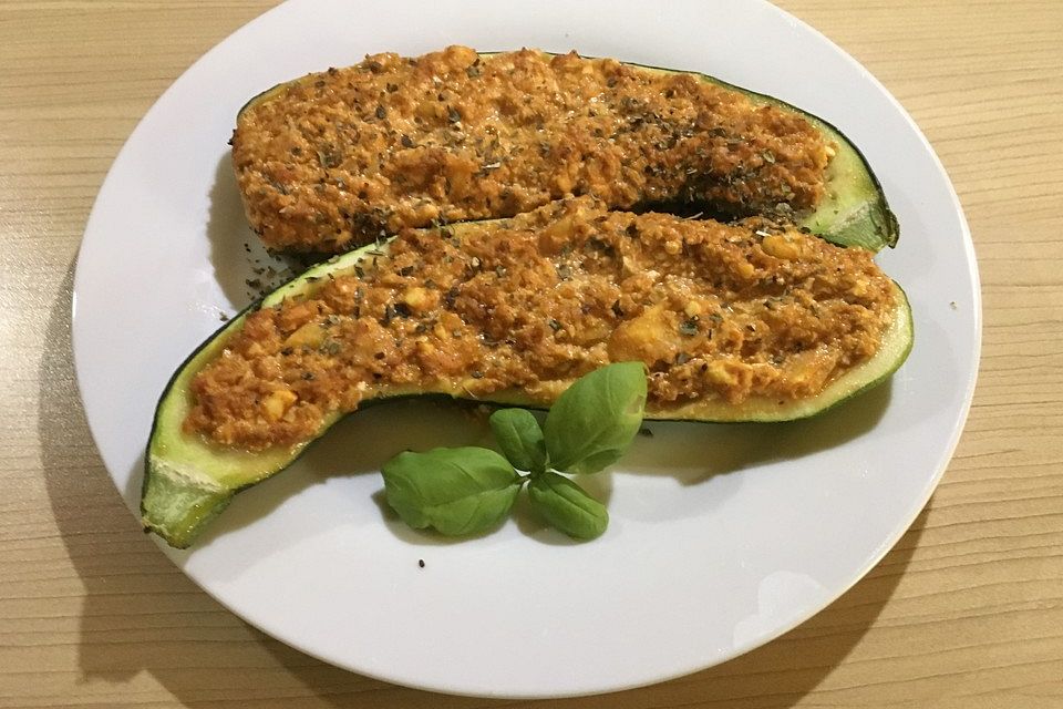 Vegetarisch gefüllte Zucchini mit Tofu und Feta