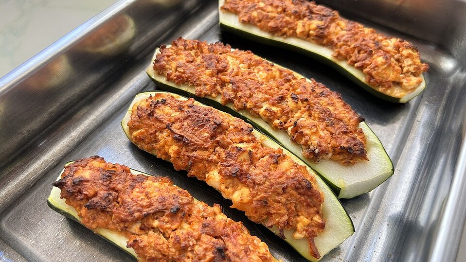 Vegetarisch gefüllte Zucchini mit Tofu und Feta