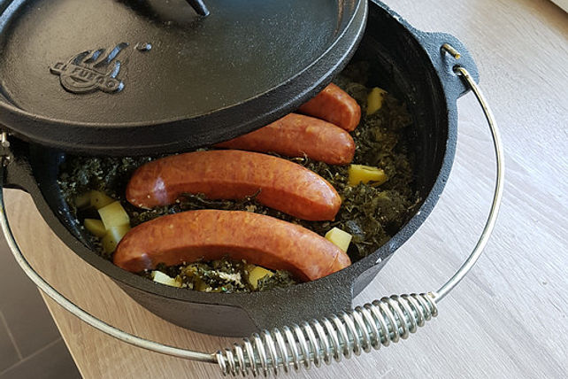 Grünkohl mit Mettwurst und Kartoffeln aus dem Dutch Oven von Back ...