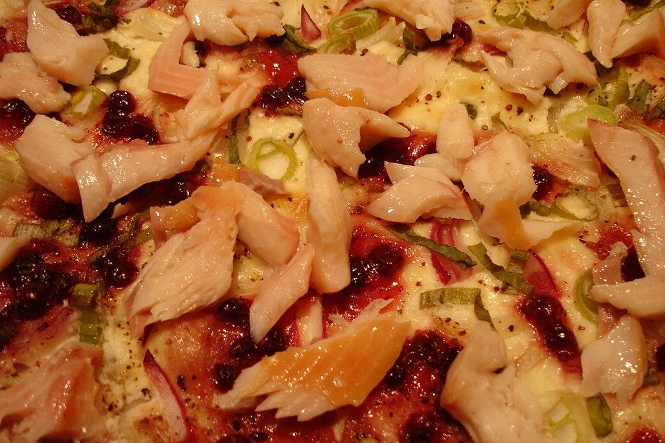 Flammkuchen mit geräucherter Forelle und Preiselbeeren