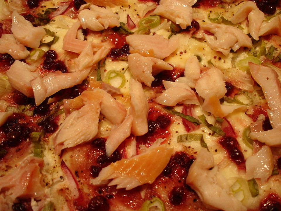 Flammkuchen mit geräucherter Forelle und Preiselbeeren von dodith| Chefkoch