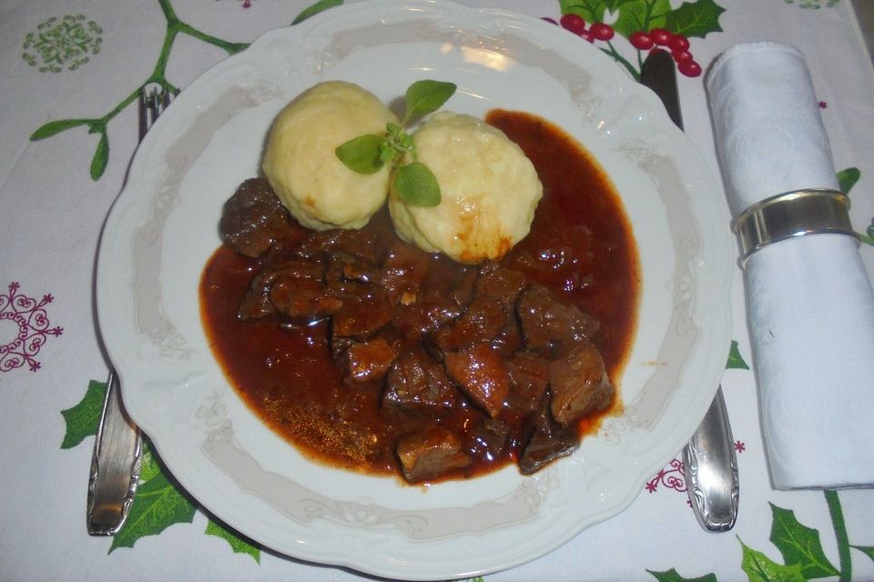 Gulasch mit Preiselbeeren