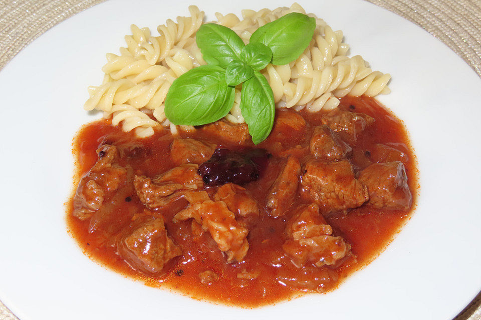 Gulasch mit Preiselbeeren