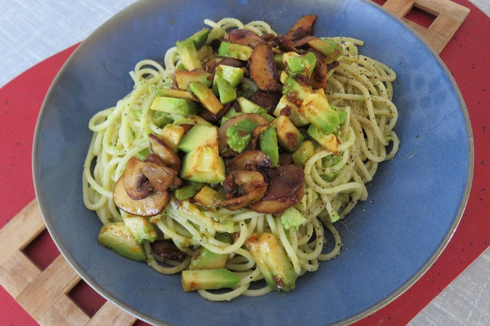 Pasta mit Avocado und Champignons