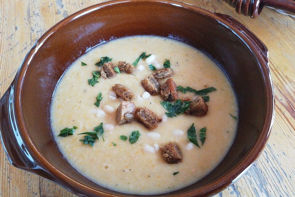 Weiße Bohnensuppe mit Brotcroûtons