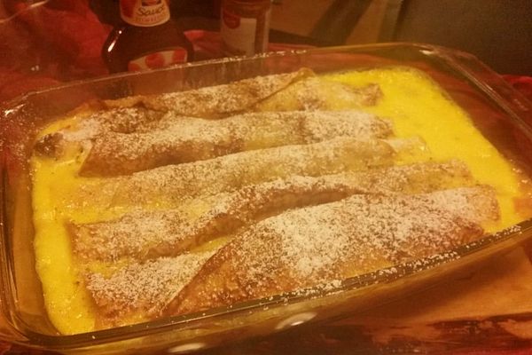 Gebackene Pfannkuchen mit Quarkfüllung, Vanillesoße und Himbeersoße von ...