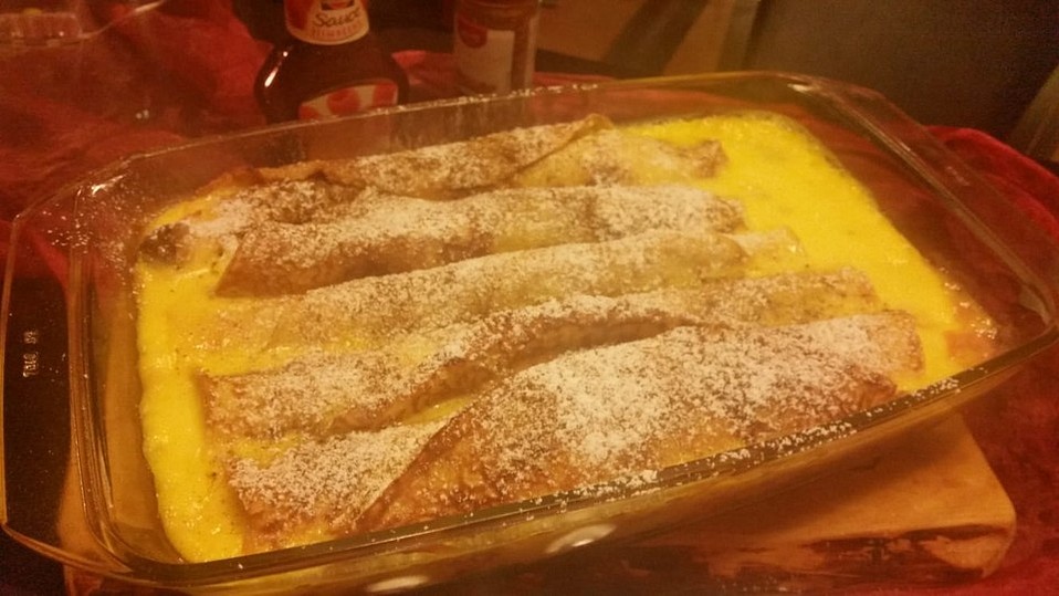 Gebackene Pfannkuchen mit Quarkfüllung, Vanillesoße und Himbeersoße von ... Gebackene Pfannkuchen mit Quarkfüllung, Vanillesoße und Himbeersoße von ...