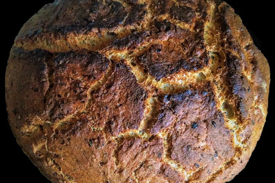 Knuspriges Weizen-Dinkel-Brot aus dem Gusseisenbräter