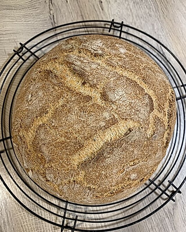 Knuspriges Weizen-Dinkel-Brot aus dem Gusseisenbräter