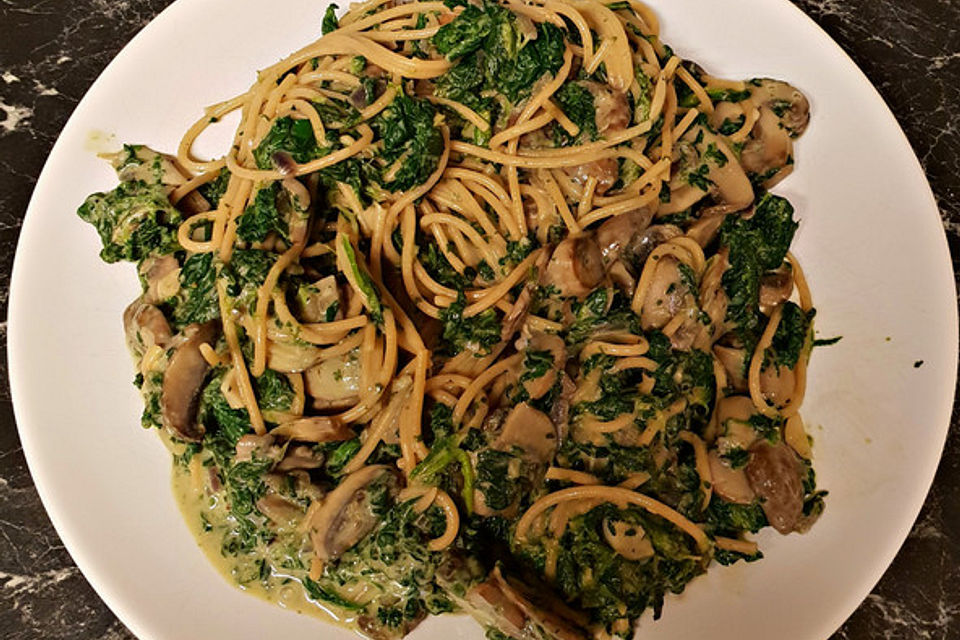 Cremige vegane Spaghetti mit Spinat und Champignons