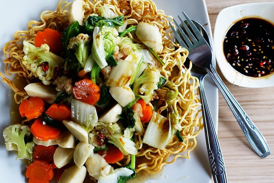 Knusprige Eiernudeln mit gebratenem Gemüse und Garnelenbällchen