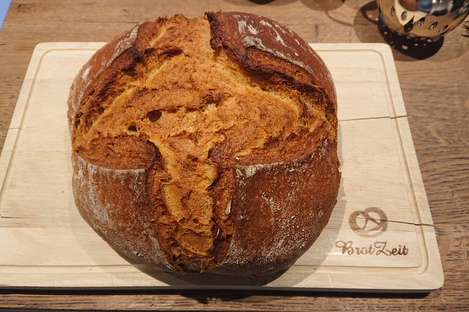 Dinkel-Joghurt-Brot aus dem gusseisernen Topf