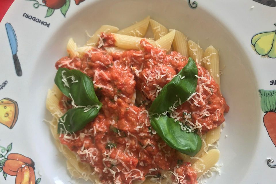 Penne mit Tomaten-Gorgonzola-Sauce