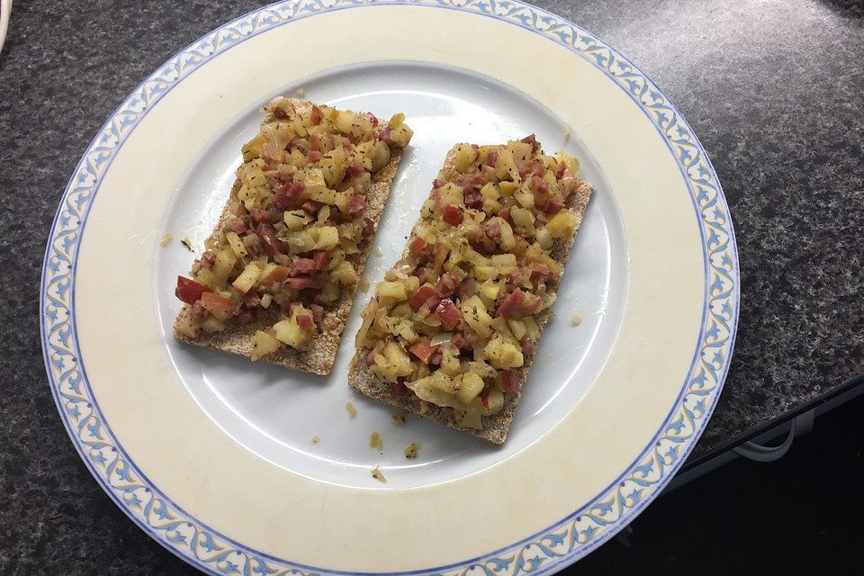 Apfel-Speck-Bruschette auf Knäckebrot