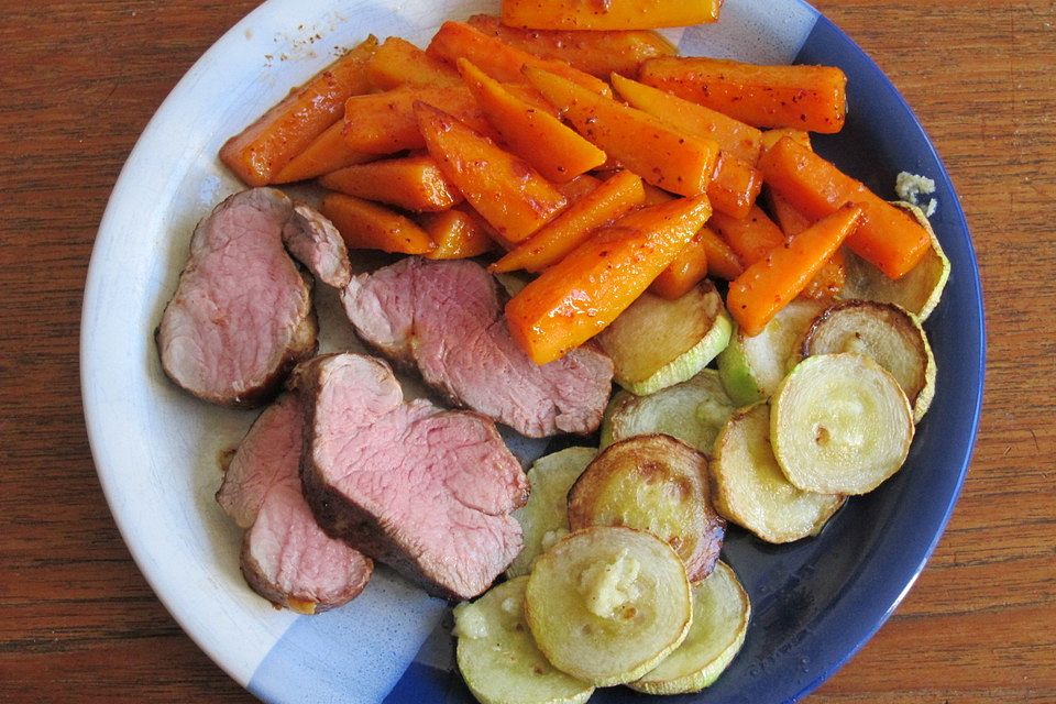 Schweinefilet aus dem Backofen, mit gebratenen Zucchini und kandierten Süßkartoffelpommes