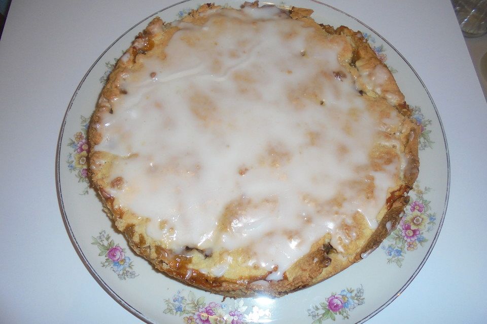 Gedeckter Apfelkuchen mit Amaretto und Walnüssen