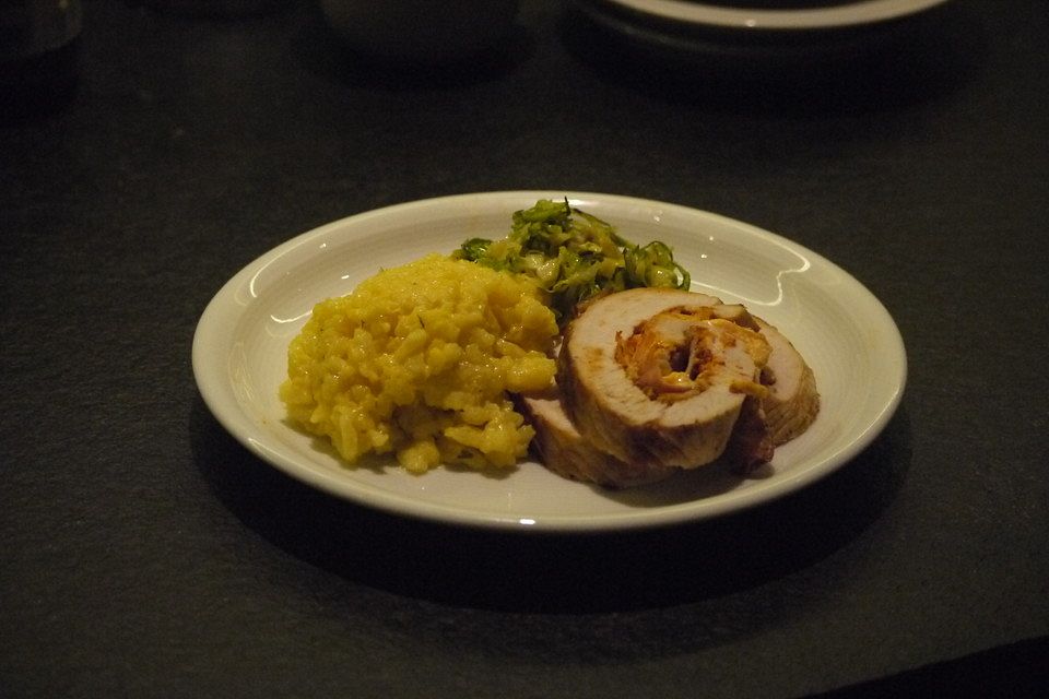 Putenroulade "Cordon bleu" mit Risotto und gebratenen Rosenkohlstreifen