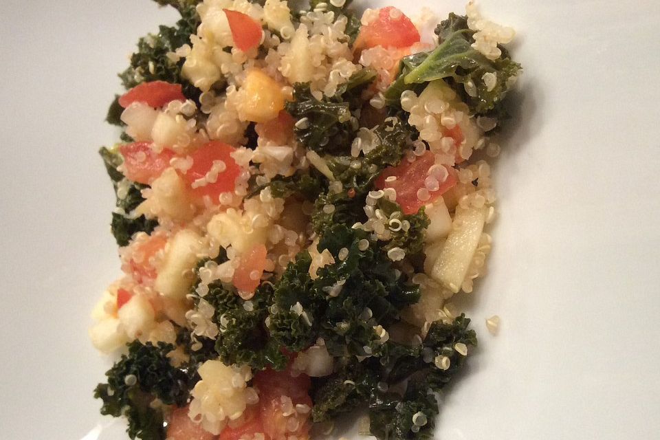 Grünkohl-Quinoa-Salat mit Apfel und Tomate