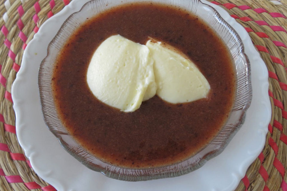 Köstliche Joghurtmousse mit Fruchtsauce