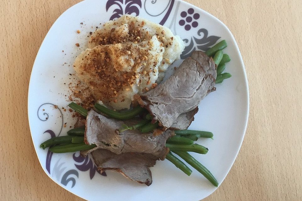 Blumenkohlpüree mit Roastbeef-Bohnenpäckchen und Haselnusstopping