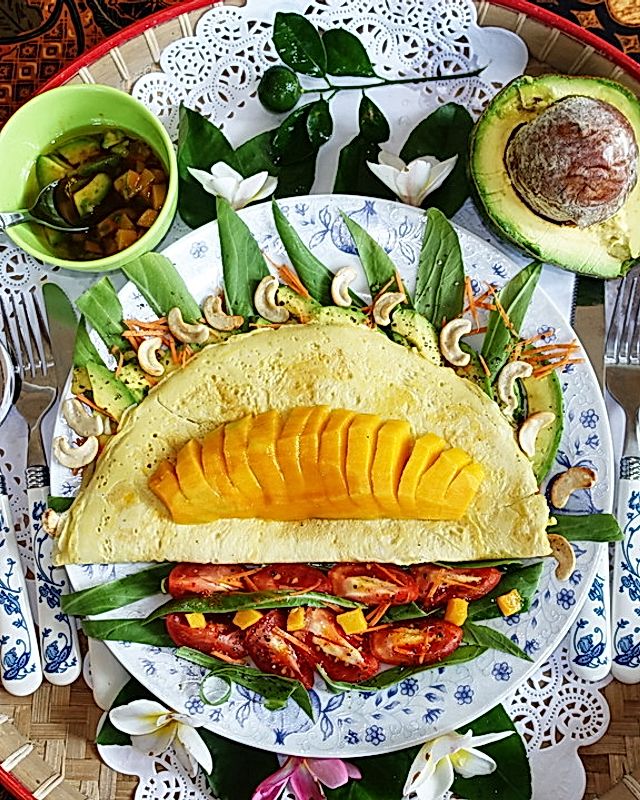 Avocadosalat mit Omelette und Mango