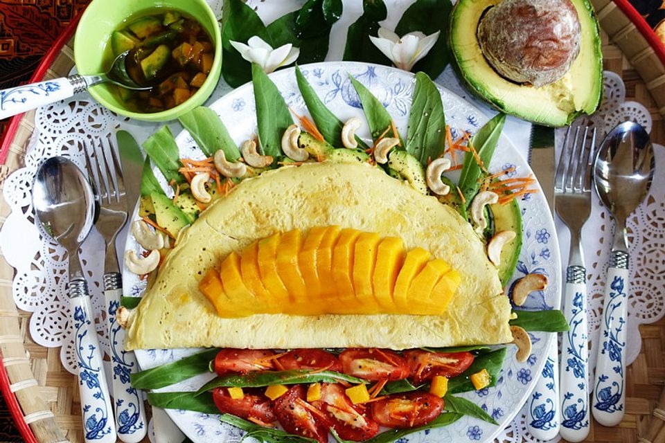 Avocadosalat mit Omelette und Mango