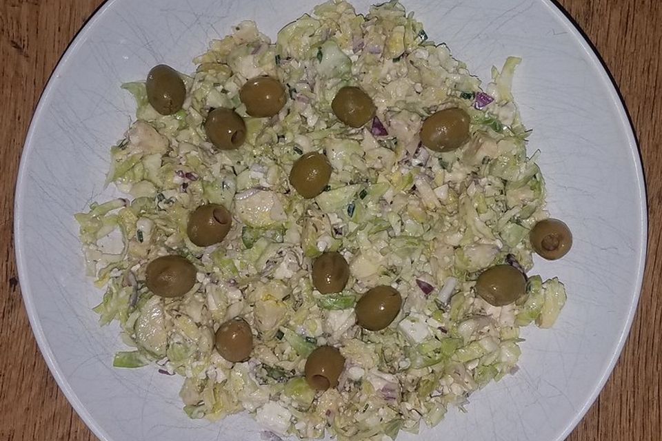 Roher Rosenkohlsalat mit Feta, Zwiebeln und Senfdressing