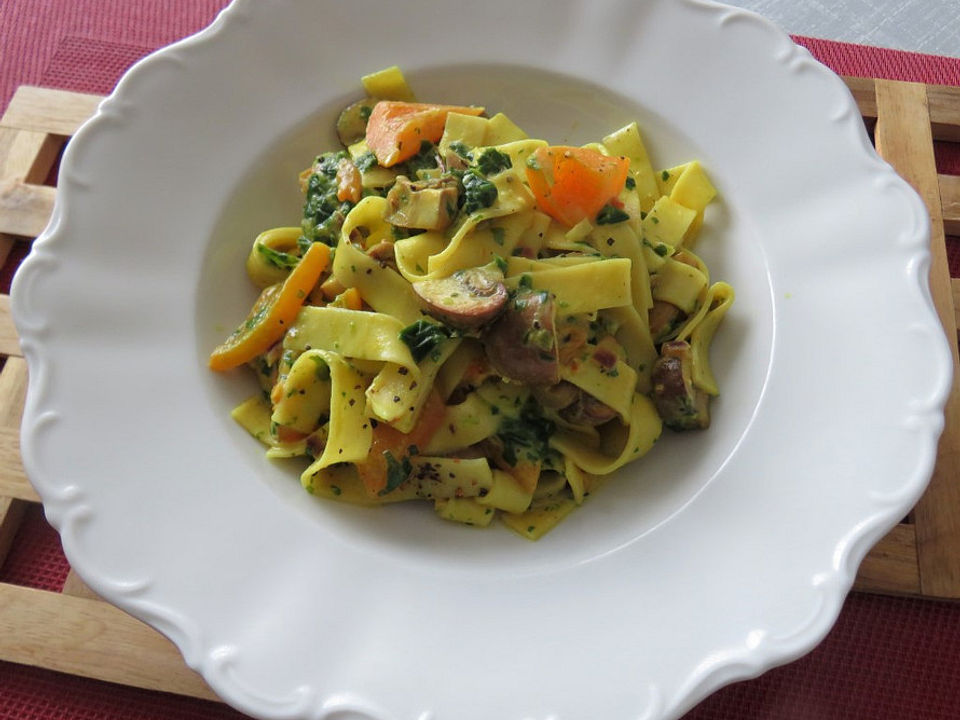Vegetarische Nudel-Gemüsepfanne mit Paprika, Zucchini und Pilzen von ...