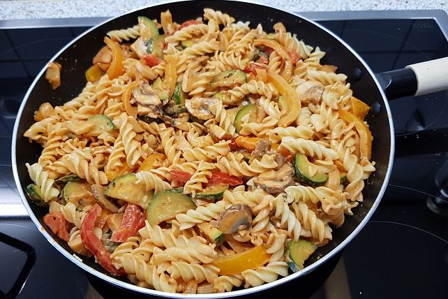 Vegetarische Nudel-Gemüsepfanne mit Paprika, Zucchini und Pilzen von ...