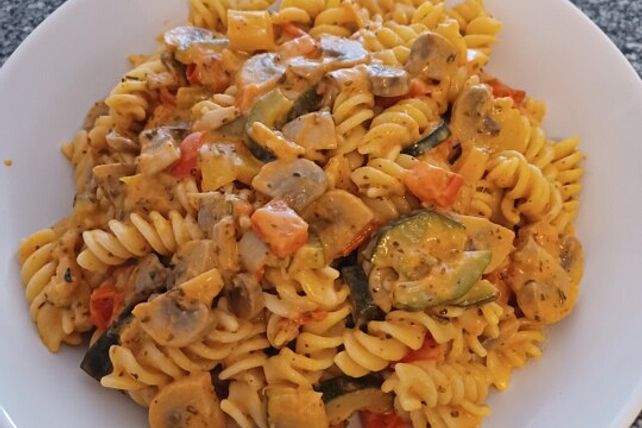 Vegetarische Nudel-Gemüsepfanne mit Paprika, Zucchini und Pilzen von ...
