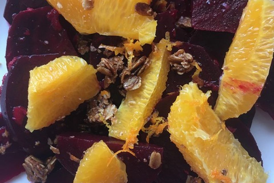 Rote Bete-Salat mit Orangen und Knusperflocken