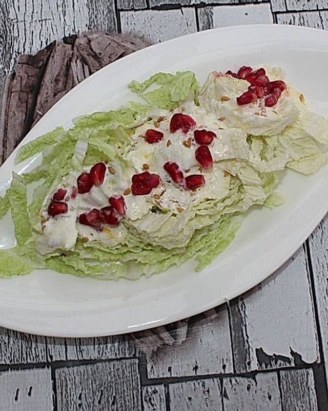 Chinakohl-Granatapfel-Salat mit Joghurt-Leinsamen-Dressing