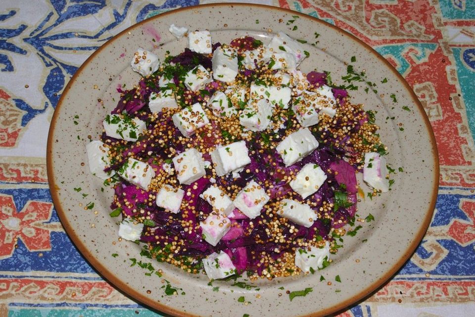 Lauwarmer Rotkohlsalat mit Feta-Käse und Quinoapops